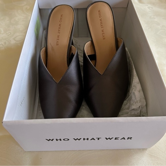 WHO WHAT WEAR Satin V Heels in Graphite - Picture 15 of 15